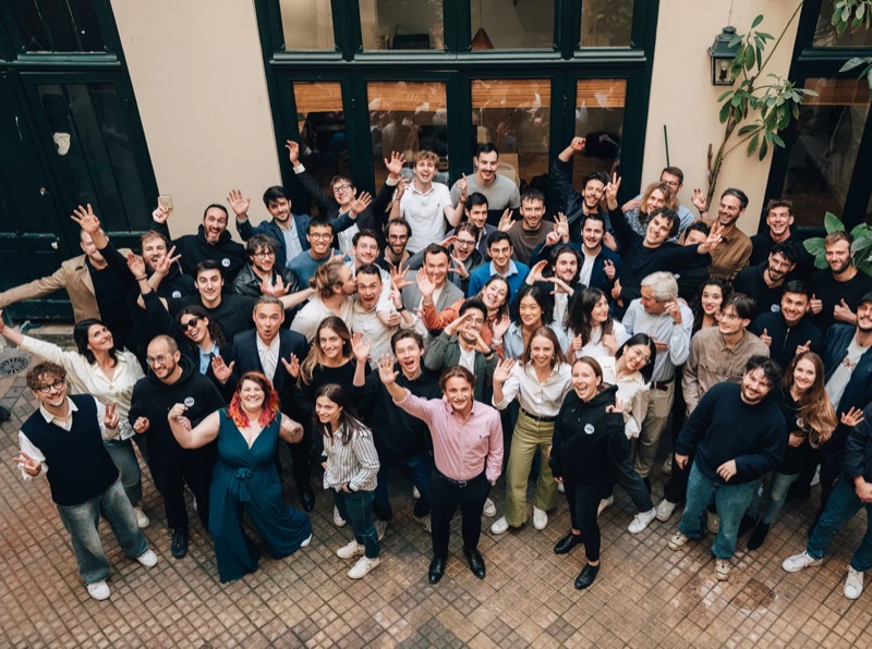 Photo de groupe de l'équipe, vue de haut dans une cour