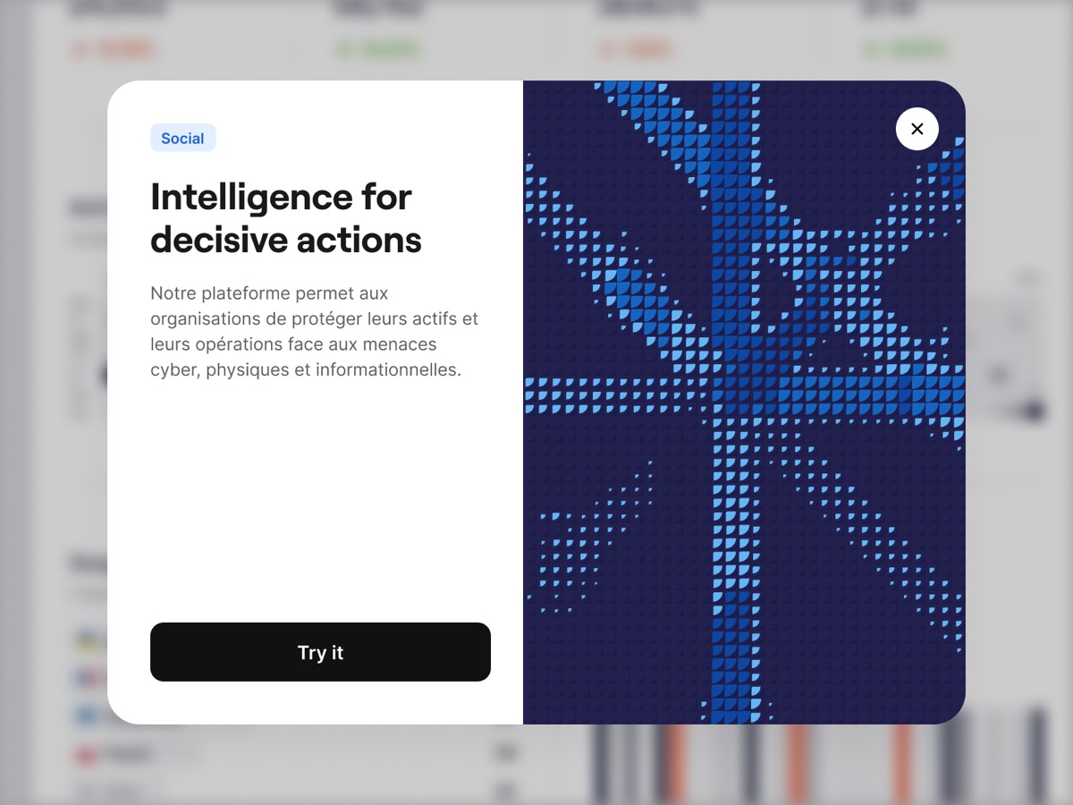 Modale in-app Sahar « Intelligence for decisive actions » : texte et bouton à gauche, panneau de trame cobalt à droite, posée sur l'application floutée.